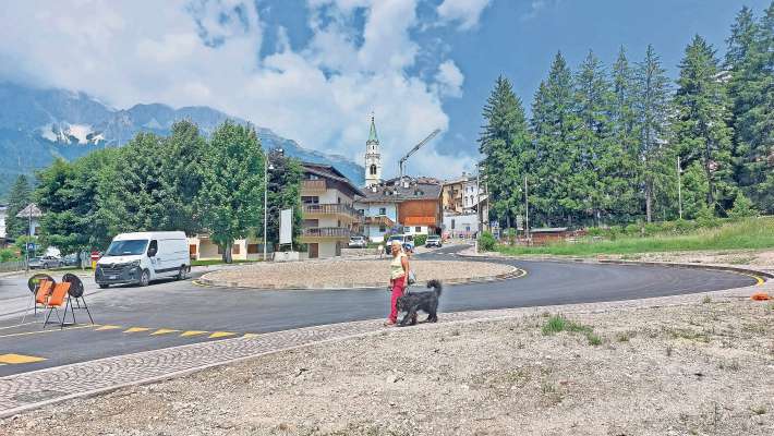 Agnó che s’incroja ra storia in Anpezo, intrà ra strada Olimpia, fata par i VII Śoghe 1956, e chera che i é drio a fei par el 2026.
