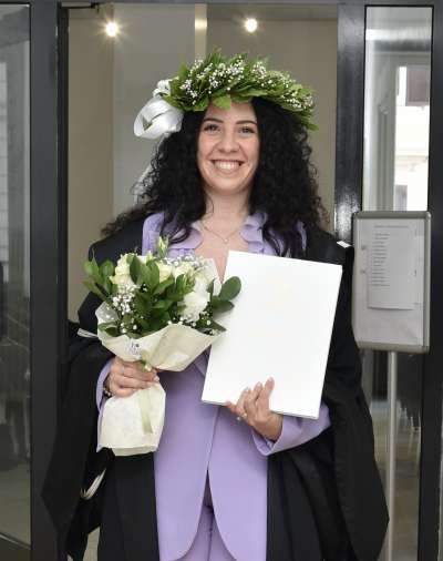 Chiara Folchi le de dla presentaziun de süa tesa. foto:CF
