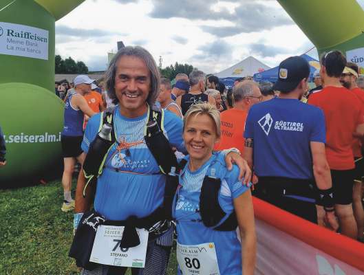I atlec di Gherdëina Runners Stefano Zanotti y Sabine Hofer à fat pea pra la mesa maratona sun Mont de Sëuc. 
