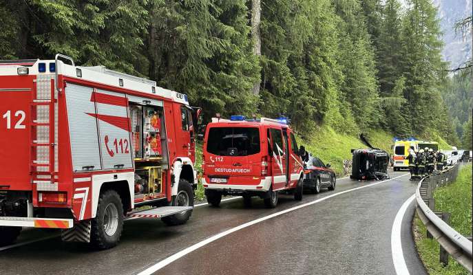 Ntevënt di Destudafuech sun Plan de Gralba per n auto drusà. (Foto: Destudafuech Sëlva)
