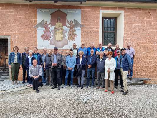 Foto de recordanza dan dlijia da Sares, por le grup dai volontars dles marënes con colaboradus y responsabli dal Raiun Sozial y pater Franz Senfter.
