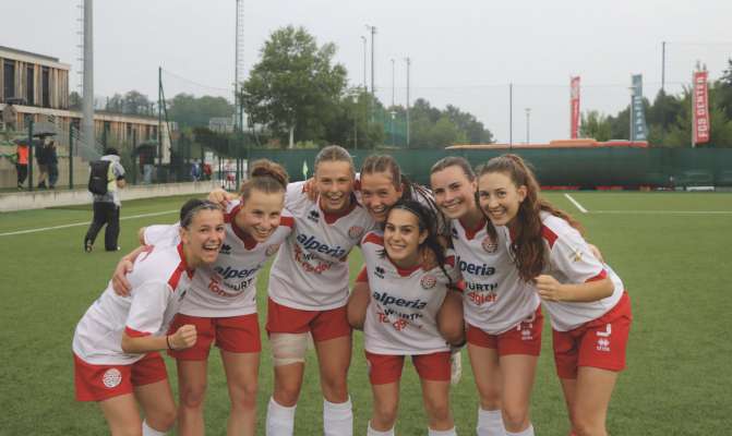 Bën cin’ ladines jughea cun la scuadra che ie deventeda vizecampiunëssa dla Talia: Joy Senoner, Lucia Insam, Tina Costisella, Alma Breitenberger y Maria Rabanser.
