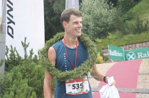 Luca Clara ie ruvà prim sun la trassa curta dla garejeda de sauté da mont su Rosengarten Schlern Sky Marathon. (Foto: Sportissimus)
