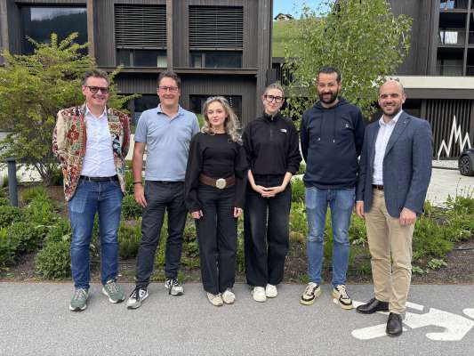 Dmc le surastant HGV dla Val Badia Michael Costamoling, i mëmbri dla uniun ostis Mareo Luca Complojer, Catarina Frenner, la surastanta nöia Giulia Call y Oskar Mutschlechner, y Benedikt Werth dl HGV. Al mancia Hans Mutschlechner. Foto: HGV
