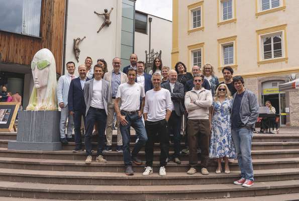 Artisć y artistes cun la autoriteies n ucajion dla prejentazion. (Foto: Unika)
