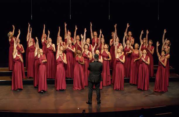 L cor dl’ëiles de Gherdëina Women’s Choir à arjont l terzo plazamënt pra l cuncors nternaziunel di cores tla Provenza tla categuria »equal voices«. (Foto: Paul Walpoth)
