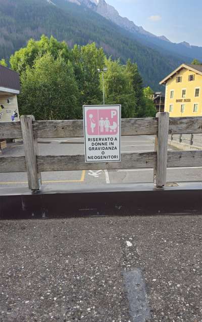 L segnèl che l post é resservà a femenes autramenter o genitores con bec picoi.
