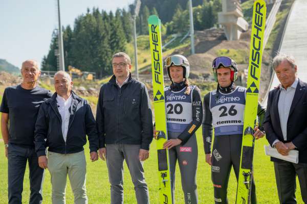 I campions de saut Annika Sieff e Jacopo Bortolas, cresciui tel Ski College de Fascia, à inaudà i trampolins.
