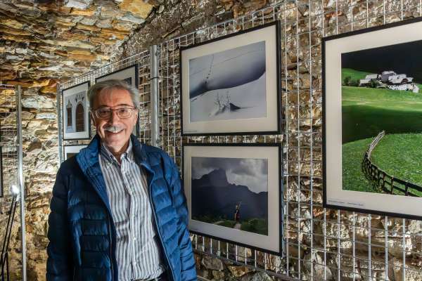 Massimo Bolognini con valch un de si retrat metùs fora tla Ciasa dla Moniaria a Sèn Jan. (Foto: Freddy Planinschek)

