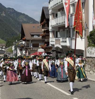 La Mujiga de Santa Cristina pra la defileda da plaza de dlieja nchin pra la festa tl zënter Iman.
