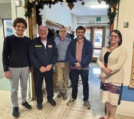 Da mán ciámpa: L diretor de la Fodom Servizi Denni Dorigo, l diretor de la Uls 1 Dolomiti Giuseppe Dal Ben, Alessandro Denicolò, consilier del cda de la Fodom Servizi, l Capocomun Oscar Nagler la nuova diretrize de Vila S.Ijep Paola Marcella Morandini.
