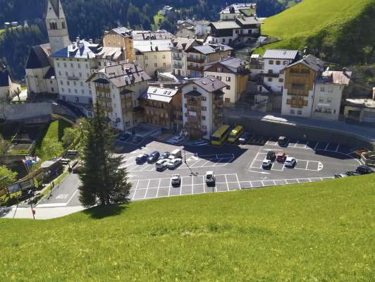 Siegra S.Iaco: Plaza Nuova a La Plié, »cuor« de la Siegra de S.Iaco.
