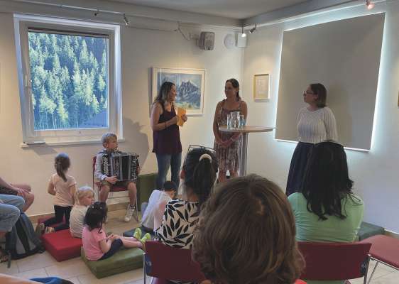 Ntan la prejentazion dla mostra n vënderdi dl’ena passeda, dlongia a d’ël (da m.c.) Simone Hofer dla biblioteca de Santa Cristina, la artista Michela Piazza y la scritëura Nadia Rungger.
