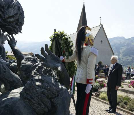 L president de la Republica Sergio Mattarella tedant al monument en recort de la vitimes de Stava.
