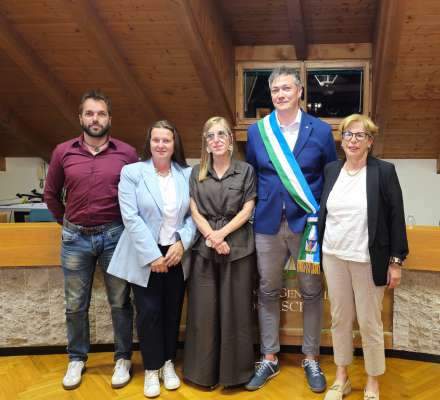 L procurador Felicetti e a sia dreta la vizeprocuradora Battisti, la presidenta del Consei Dezulian e l prum vizepresident Congiu, a dreta la vizepresidenta Donei.

