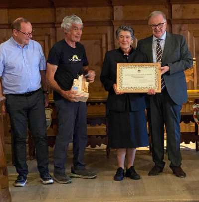 Maria Piccolin con l Scarie Mauro Gilmozzi, a cencia l regolan de Moena Alberto Compagnoni e l om de Maria, Adriano Sommavilla. 
