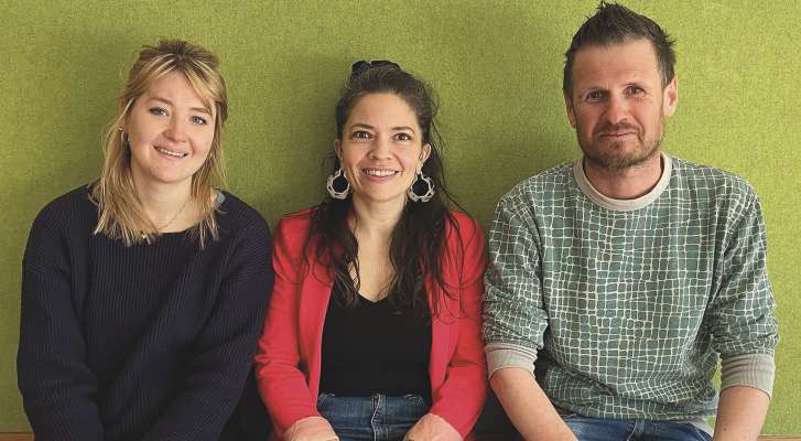 Julia Irsara, duturëssa, Gaia Mureda, ëifuma y pedagoga de sessualità y menstruazion y Aron Moroder, cunlauradëur dla Nëus Jëuni Gherdëina.
