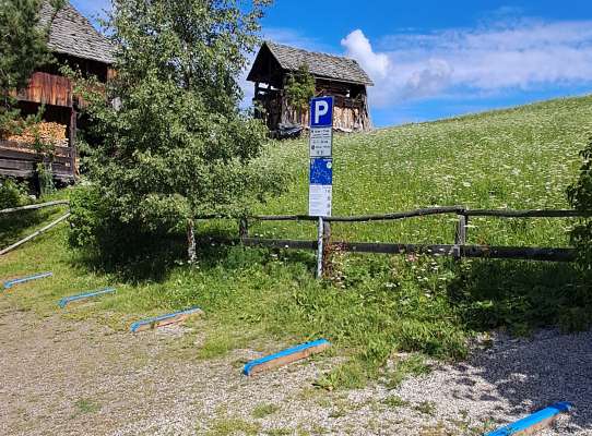 Öna dles plazes da La Val, cun posć amarsciá y les toiles che spliga le sistem nü. (Foto: Felix Dapoz)

