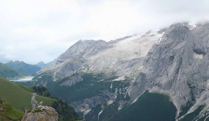 L giacé de la Marmolèda con l lech de Fedaa (webcam Fassalift)
