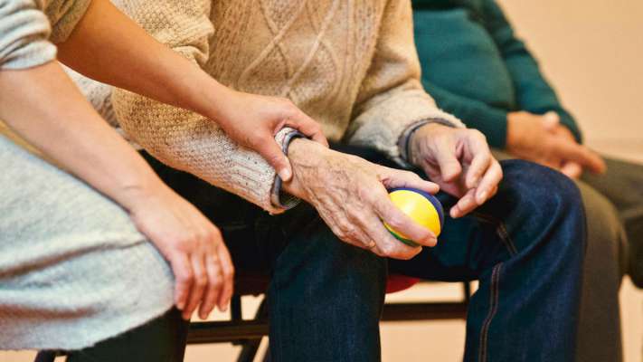 L é de gran emportanza rejonèr l lengaz de la mère con la jent de età. 
