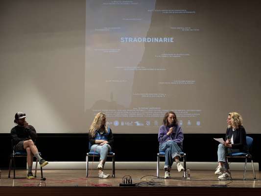 Sun paladina l produtor Visinali, Francesca Debertol, la regista Lazzarini e la moderadora Elisa Salvi.
