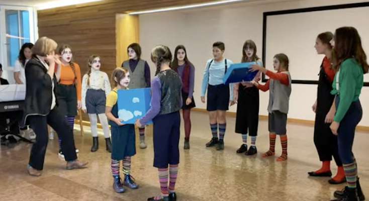 Bec e bezes co la Maestra Oda Zoe Hochscheid a la prejentazion de Brundibar.
