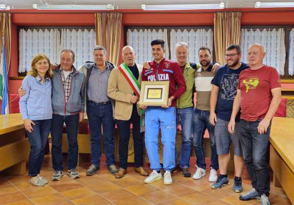 L joen sportif coi conseieres de Comun de Mazin.
