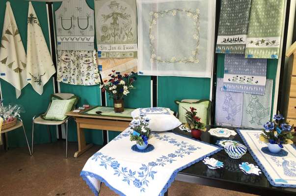 Ogne an la volontadives di ‘Mille centrini’ da Vich se dèsc ju per enjignèr la mostra-marcià.
