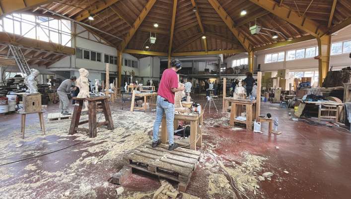 20 sculeies da undesc nazions desfrëntes: doi enes de lëur de scultura, daduman nchin da sëira.

