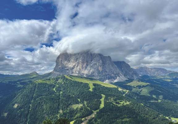 Canche Saslonch à n ciapel vëniel bur’ tëmp: de lugio fova l ciel suvënz curì de nibles.
