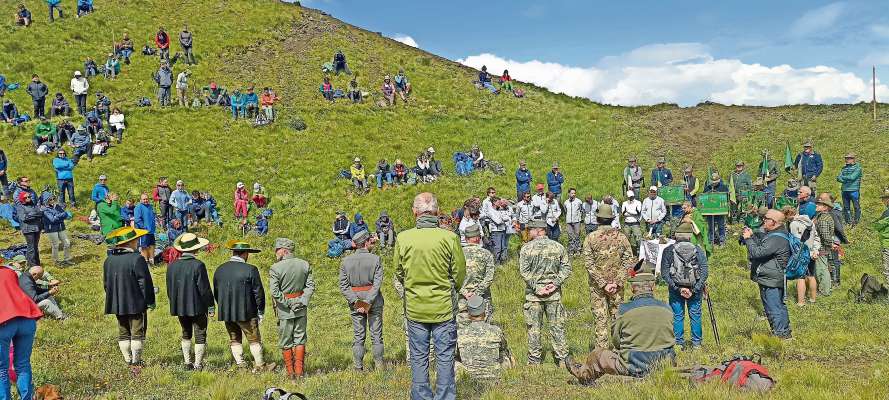 La jent binada ntel busc de la mina del Col de Lana ntánt la Mëssa per i tomei de la viera.
