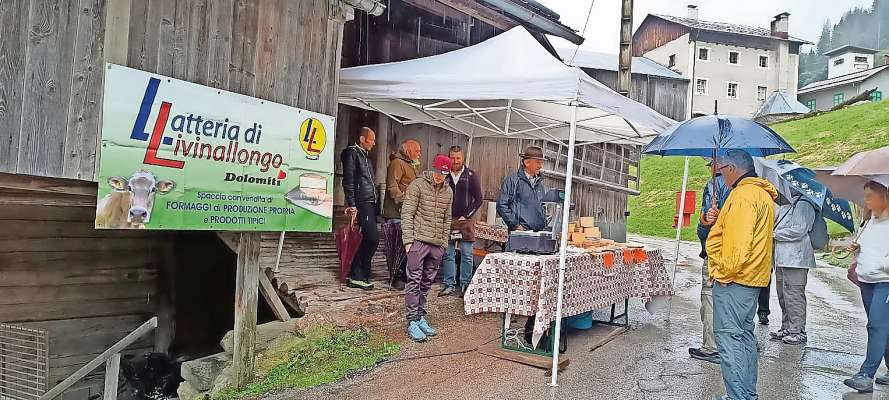 Ence sot la ploia la jent no n a volù mancé a la Festa de Andrac.

