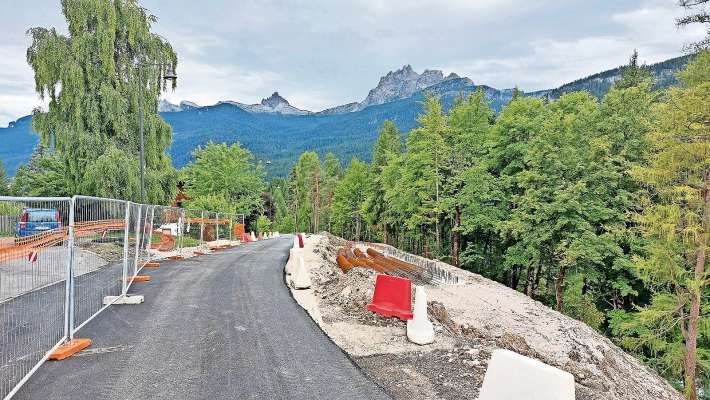 El cantier de ra strada del Parco. I à betù ‘l asfalto, par podé ra daerśe a ra machines, chesto mes de agosto.
