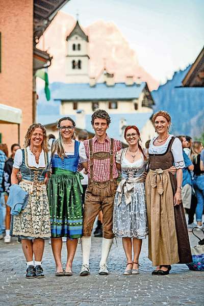»Col in Festa» de l ann passé. L diretor co nen valgune colaboradësse del Istitut Cultural Ladin Cesa de Jan. (Foto de G. Fratticioli)

