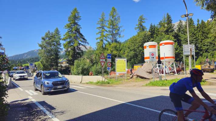 L é tacà i lurieres per refèr l Pont de Lejia. 
