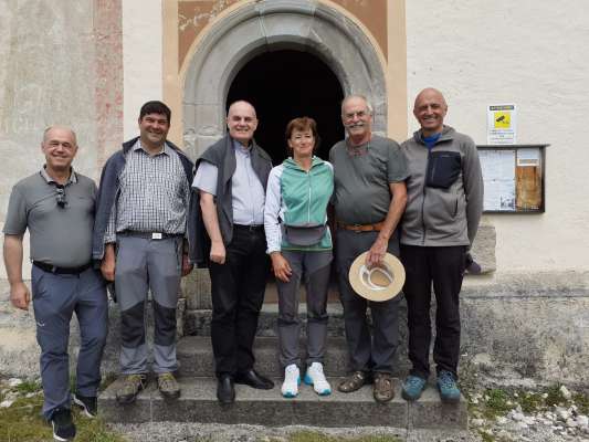 Tedant la gejia de Sènt’Ugèna, da man cencia siur Ulrich Fistill, siur Markus Moling, l Piscop de la Diozesa de Busan/Persenon Ivo Muser. Carla Lorenz, Fernando Brunel e l vicare general siur Eugen Runggaldier.
