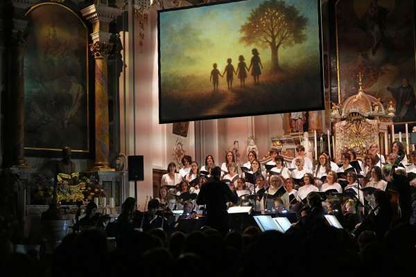 Tratan le conzert de Cor y Orchestra, te dlijia de Badia.

