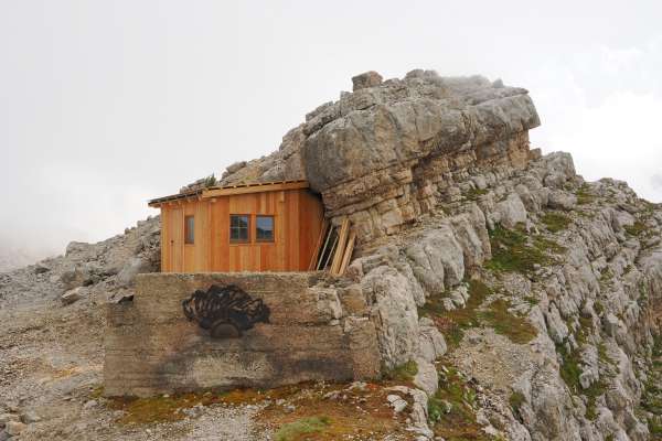 Le bivach de Furcia Rossa é gnü renové. (Foto: ©Paul Erlacher)
