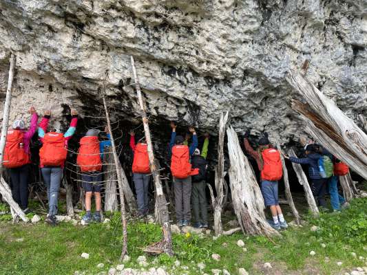 I Junior Ranger "porta inant" la sensibilité por la natöra. Foto: Martin Castlunger

