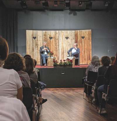 La sala te Cësa de Cultura a Urtijëi fova tocia y plëina per scuté su la storia de vita de Gino Cecchettin, pere de na jëuna de 22 ani mazeda da si ex partner.
