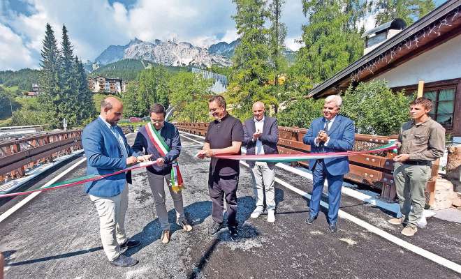 I à taià el nastro par el ponte de Sopiazes: ca de nafré el Comun de Anpezo in fenirà de outre, de laore par ra nostra comunità.

