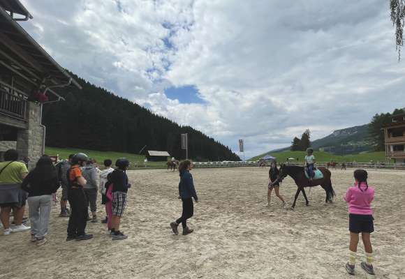 Domesdì pudova duc i pitli fé na raida a ciaval o sun l pony.

