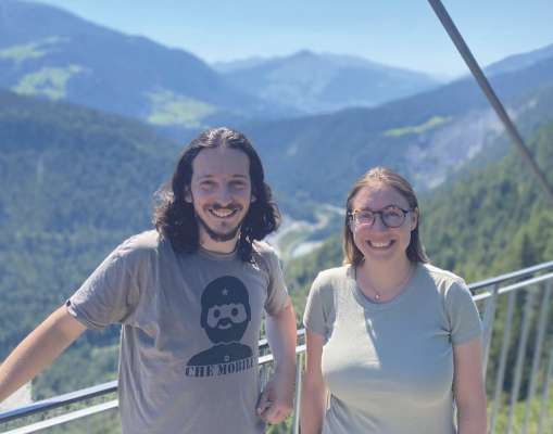 »In car salid dalla Ruinaulta (Rheinschlucht, ndr.)«: Uolf Candrian y Nadia Rungger se à da permò ancuntà tl raion dl tuel dl ruf Rein tla Svizra.
