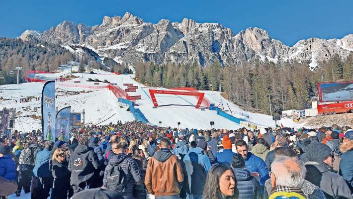 Sarà ‘na gran festa del sport a Rumerlo, su ra pista Olympia, ma mudarà el laoro, i schie, el turismo, ra vita in Anpezo ‘l inverno che vien, par ra Olimpiades e Paralimpiades 2026.
