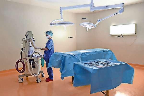 Ra sala da śì sote i feres de ‘l ospedal Putti de Anpezo, beleche pronta, da dorà alolo. Intanto i laora par fei fora duto noo ‘l ospedal Codivilla.
