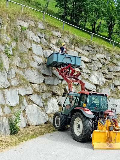 Laurs da sié dlungia les strades comunales.
