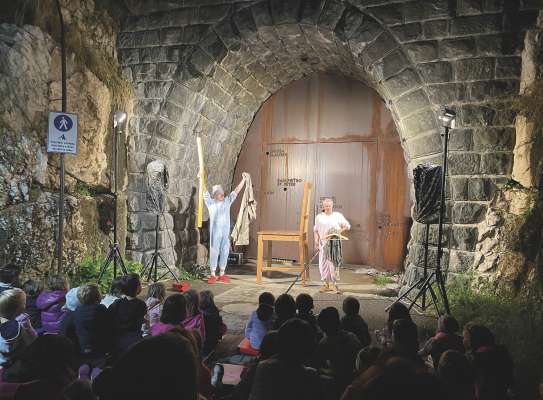 Danterëures dan l tunel dla ferata de Santa Cristina: na bela curnisc per l teater da rì de »Mimi y Herbert«.
