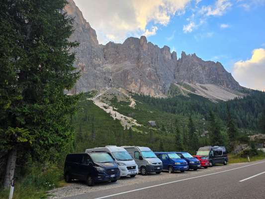 Auti e camper ti spiac su per i jouves. (foto archivie ApT de Fascia).
