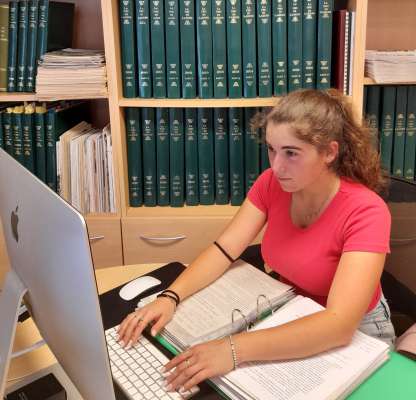 Serena Francesconi al lurier te senta de l'Union di Ladins.
