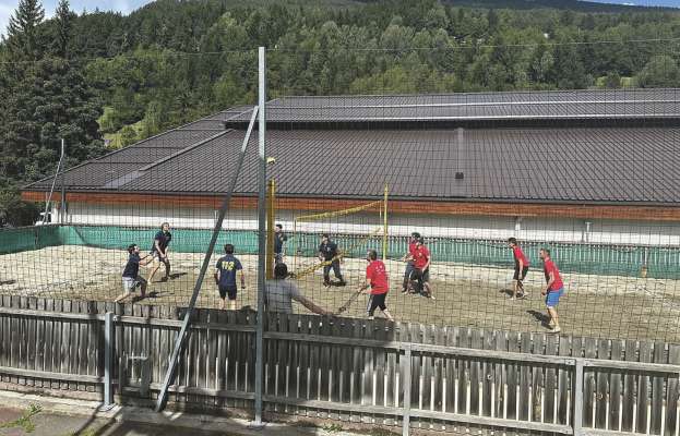 I destudafuech ntan l turnoi de beach volley.
